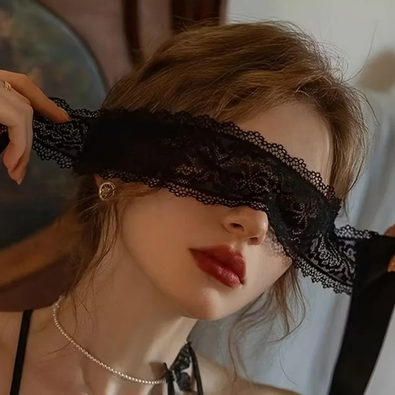 Bandeau en dentelle noire utilisé comme accessoire de portrait intime