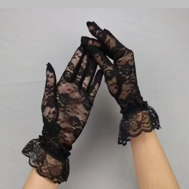 Gants fleuris en dentelle noire avec poignets à volants