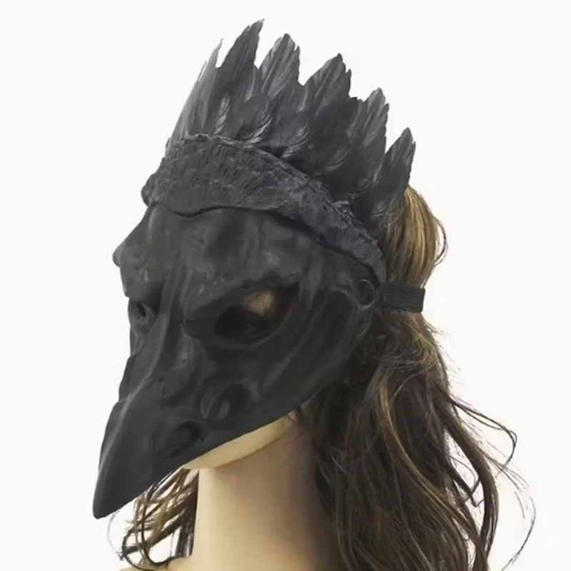 Masque en plumes noir inspiré du corbeau
