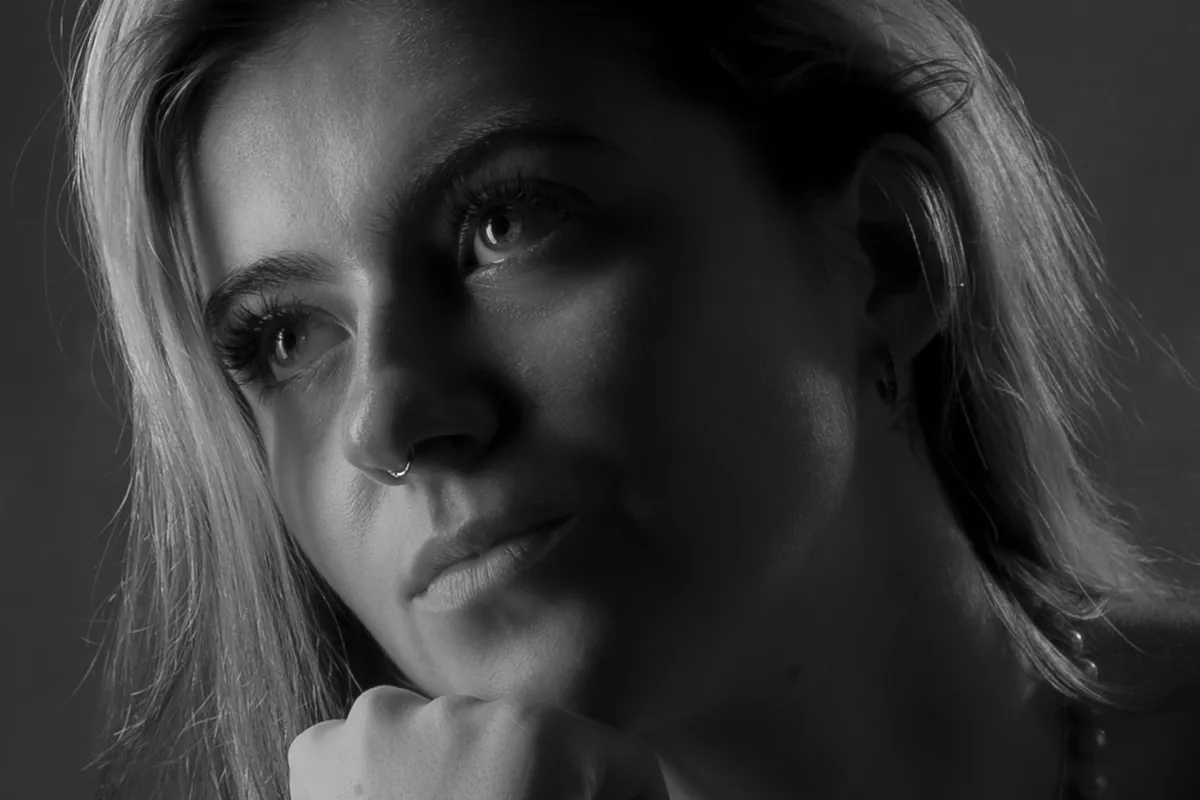 Natural black-and-white portrait of Thaiss Windenberger photographed in soft side light