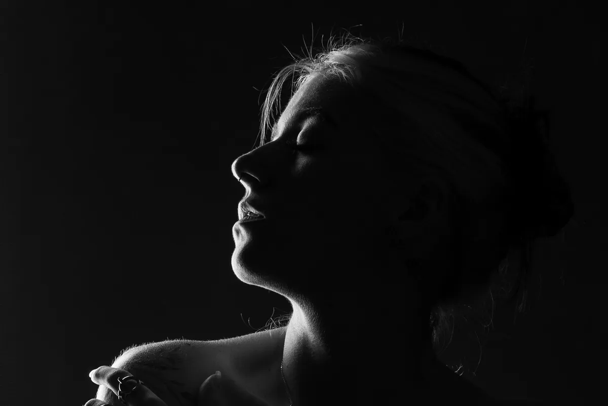Black-and-white profile silhouette of Thaiss Windenberger against a bright background