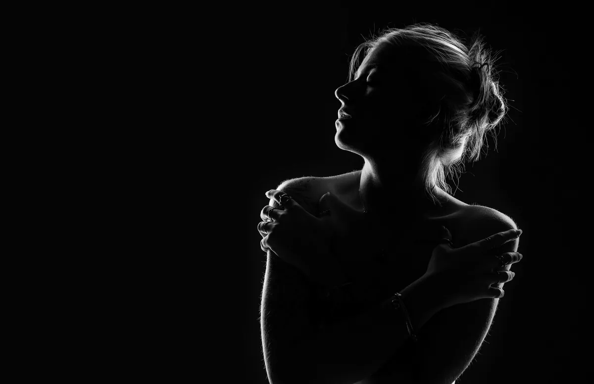 Black-and-white rim-light silhouette portrait of Thaiss Windenberger