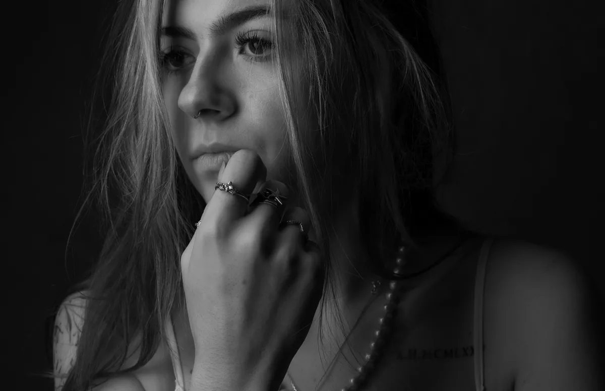 Thoughtful black-and-white close-up portrait of Thaiss Windenberger