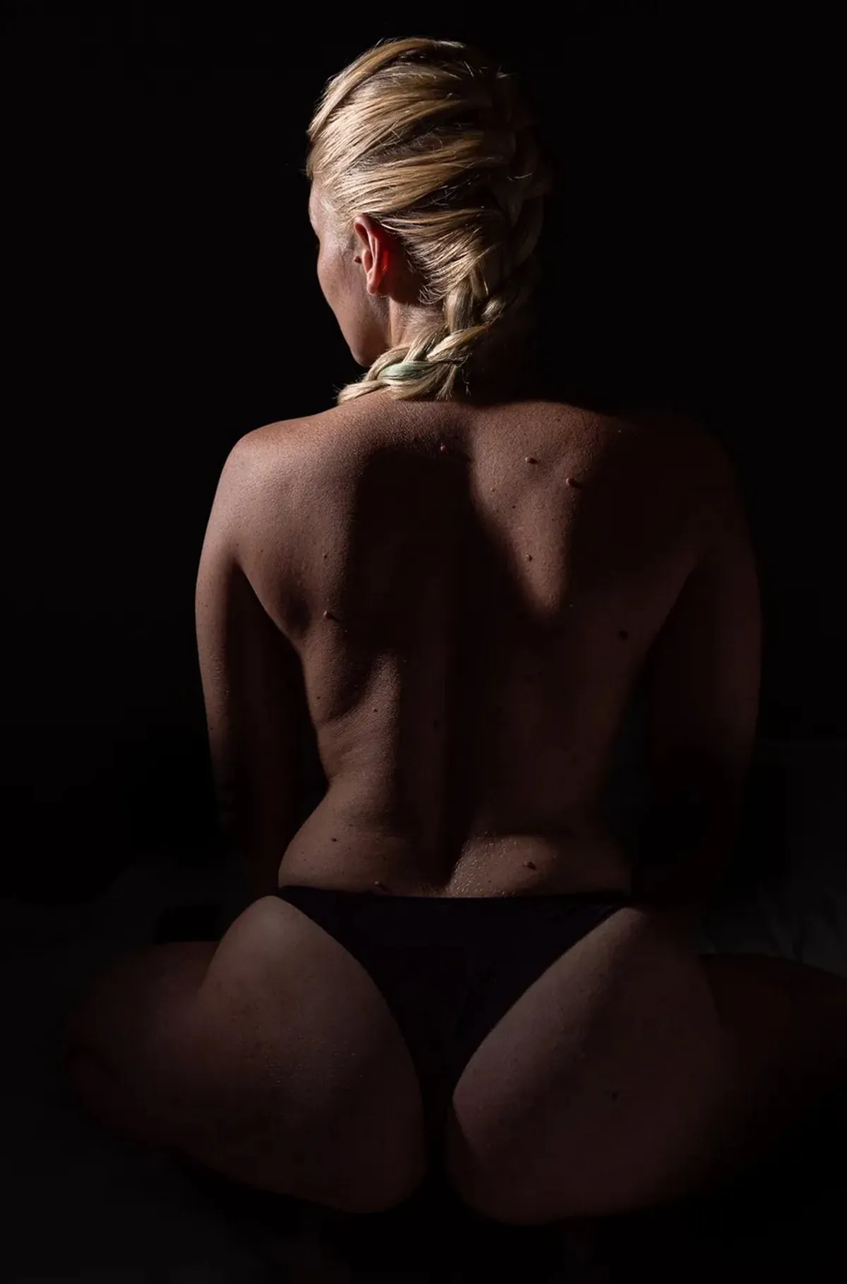 Nudo artistico, Schiena da seduta fotografato in studio