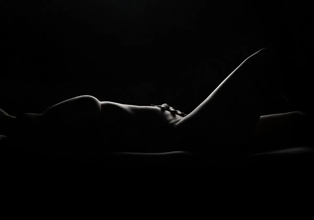 Disegno di luce, Profilo femminile fotografato in studio