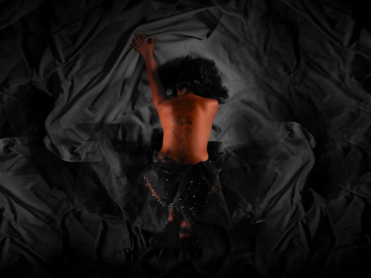 Nudo artistico, Ritratto dall’alto sul letto fotografato in studio