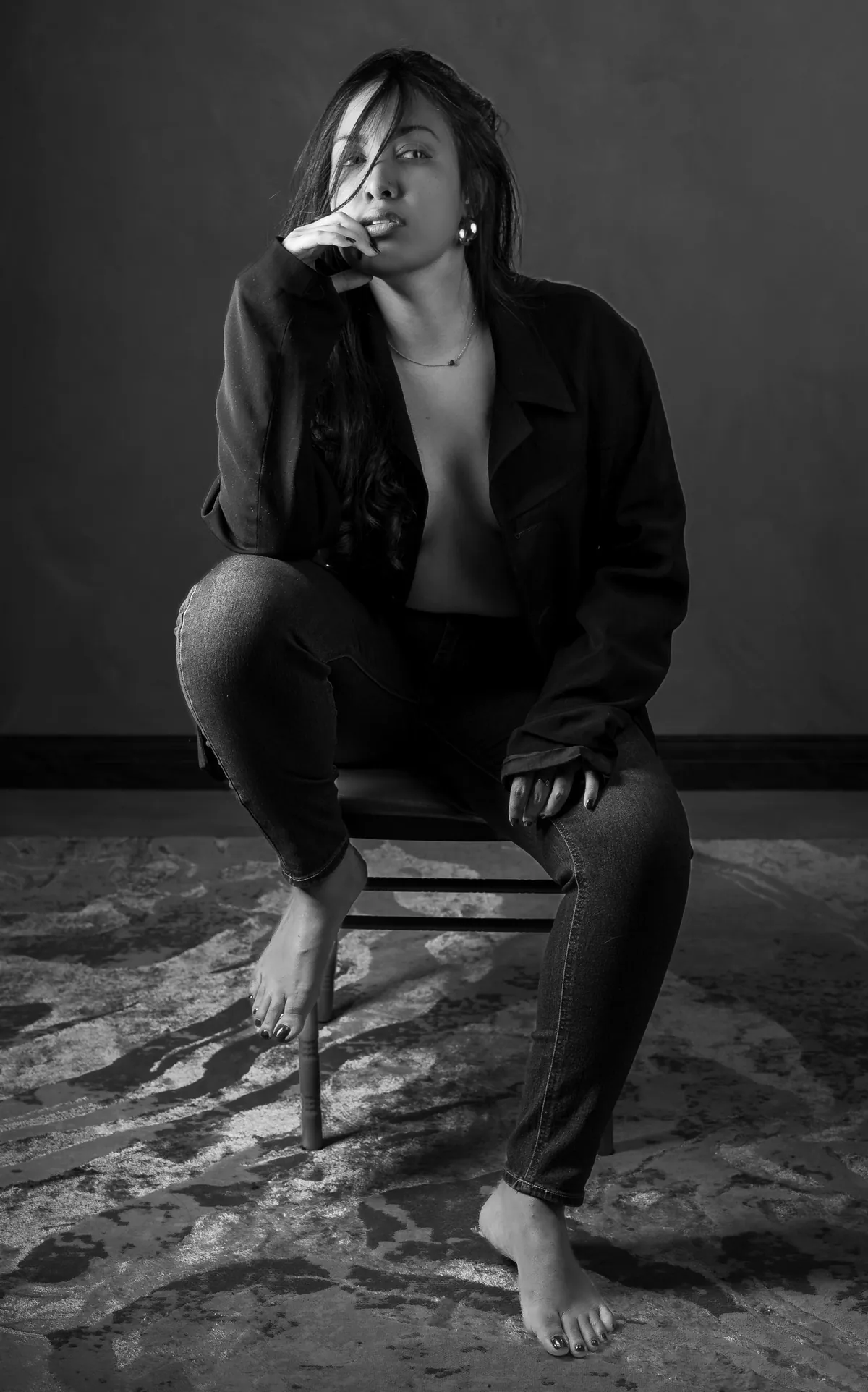 Ritratto artistico, Posa da seduta su sedia fotografato in studio