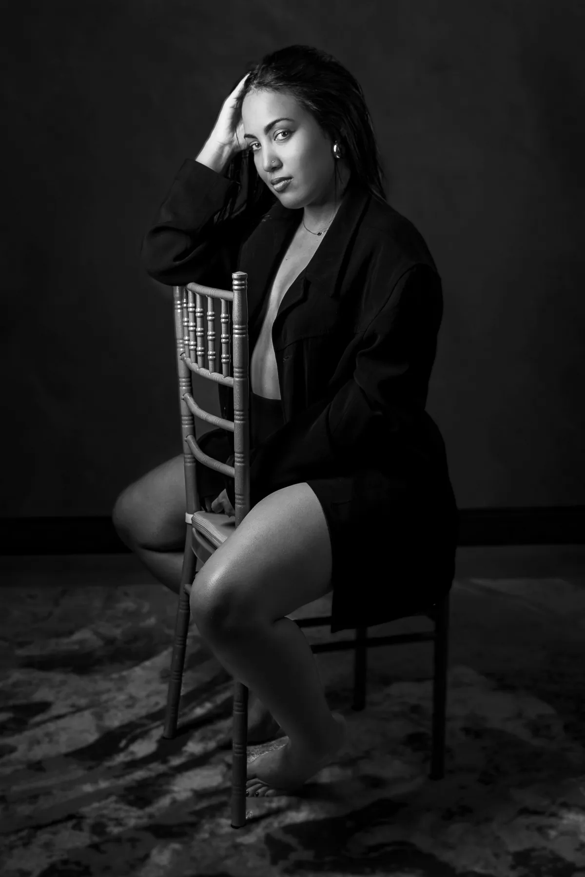 Ritratto monocromatico, Camicia aperta fotografato in studio