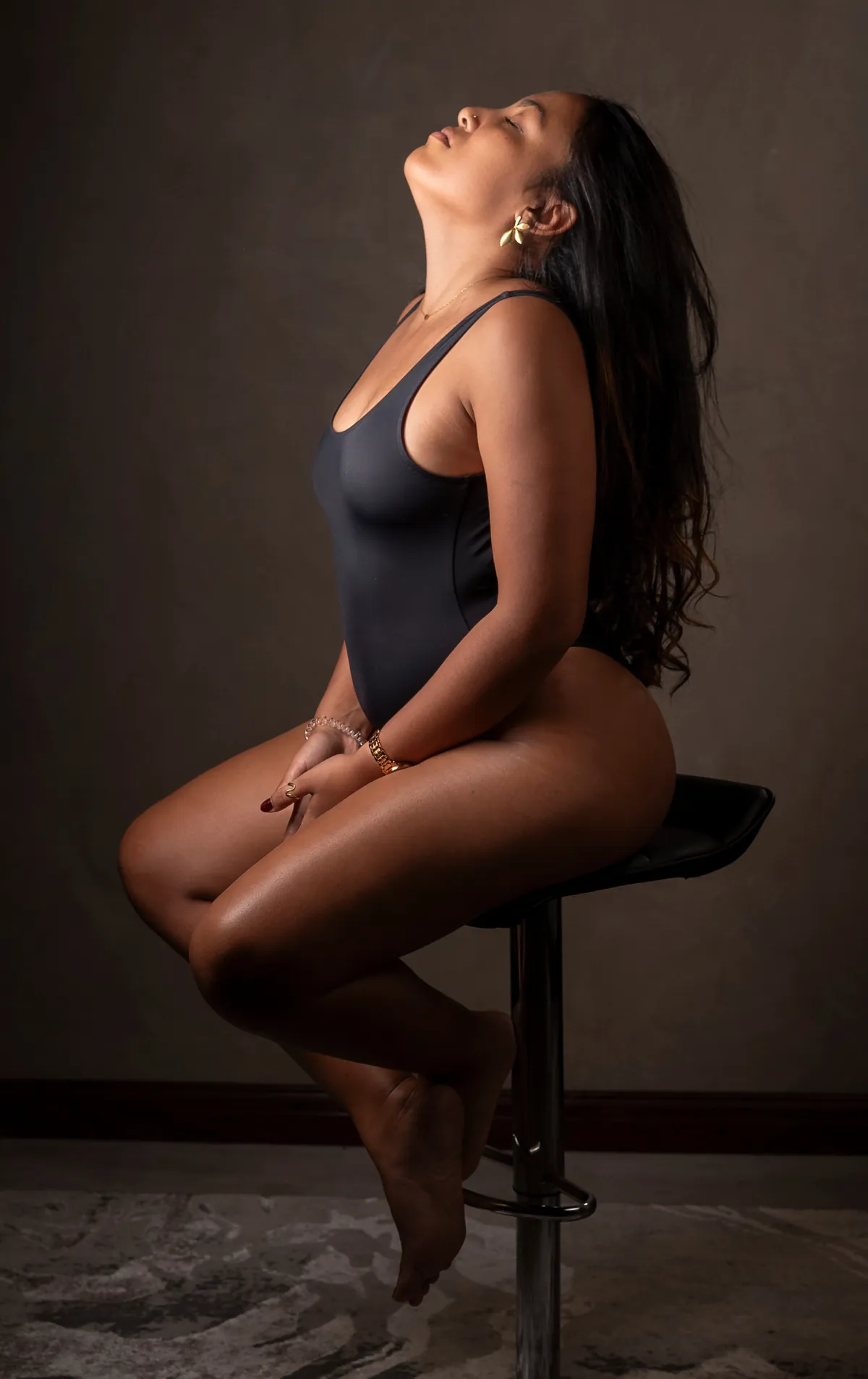 Ritratto seminudo, Seduta su sgabello fotografato in studio
