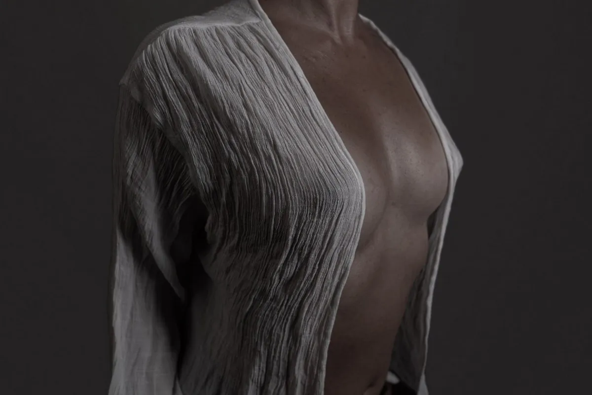 Dettaglio seminudo, Maglia bianca fotografato in studio