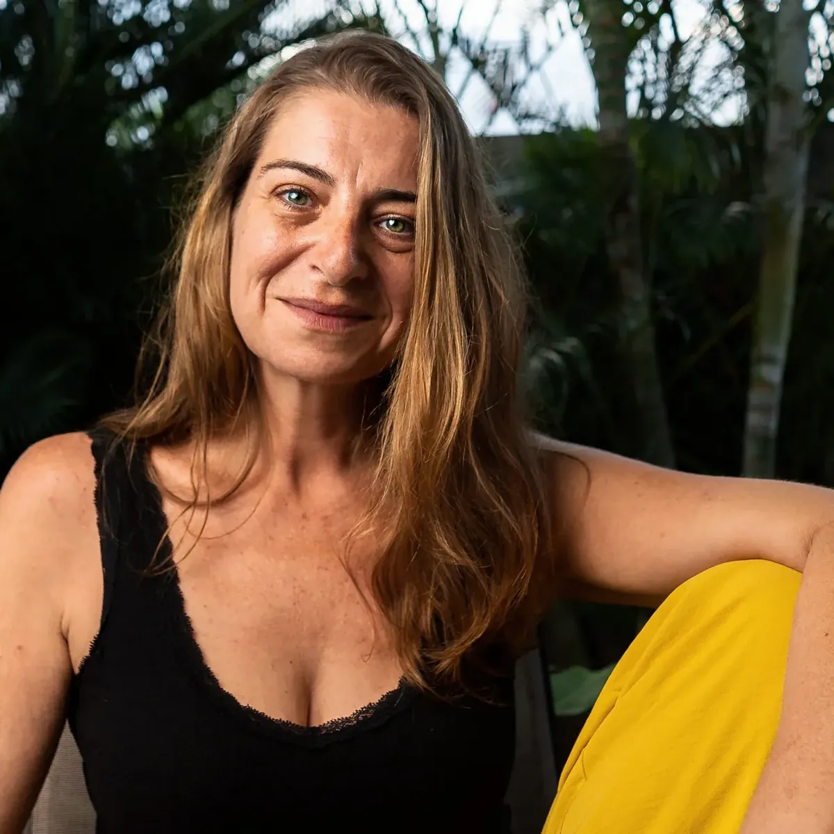 Portrait décontracté en extérieur de Corinne Cerise photographié à la lumière naturelle