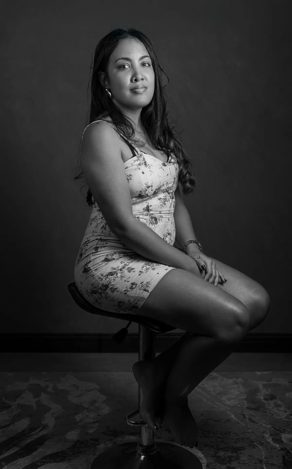 Portrait en pied en noir et blanc d'Emilie assise en studio