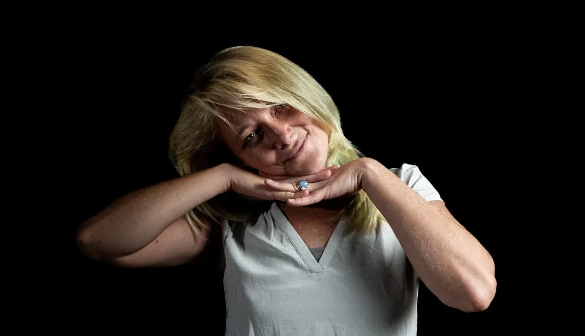 Portrait en studio créatif de Julie posant sur un fond sombre