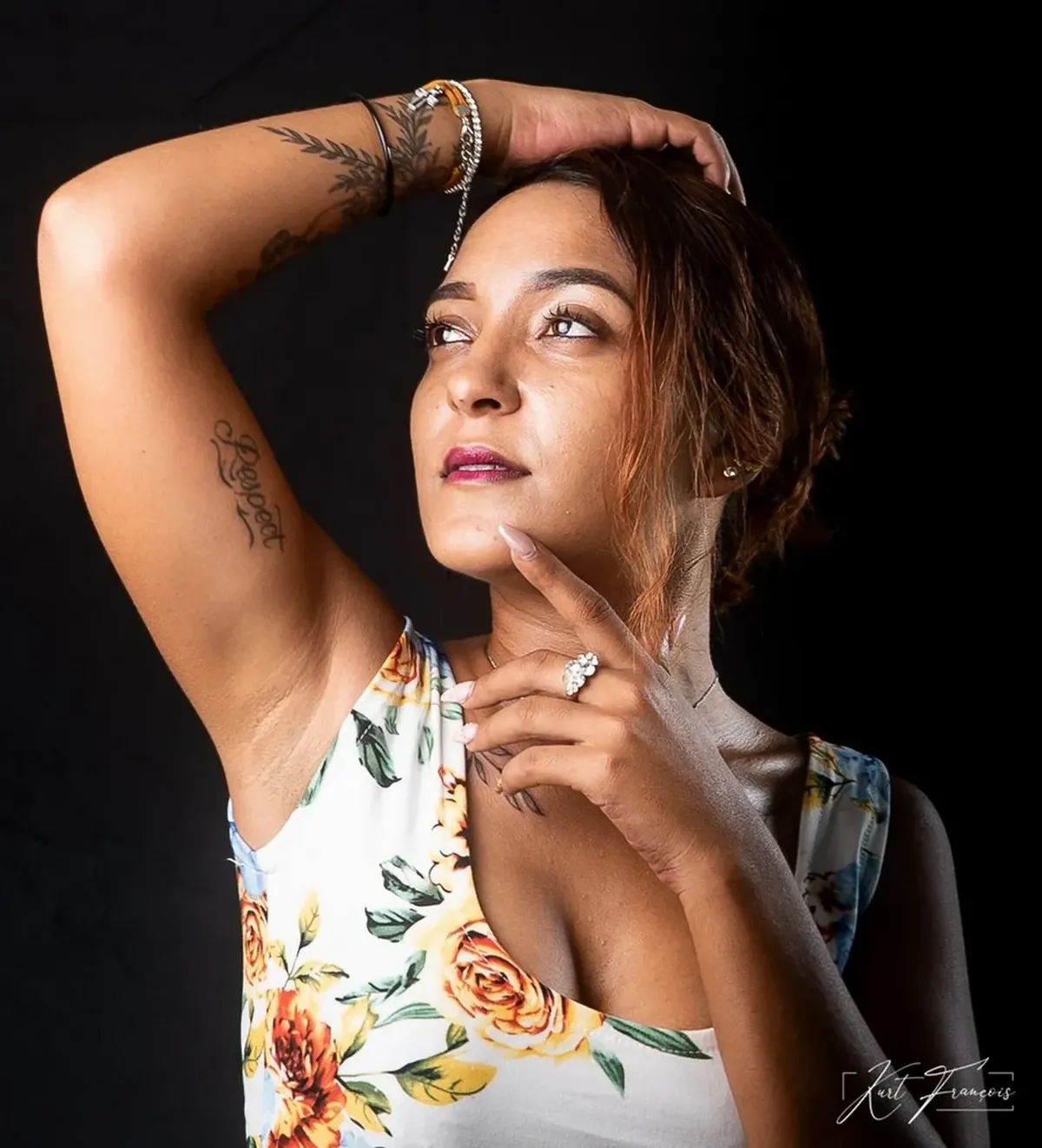 Portrait de profil en gros plan de Laetitia François posant sur fond noir