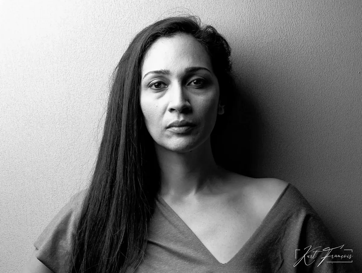 Portrait de profil en noir et blanc de Martine photographié sur fond clair