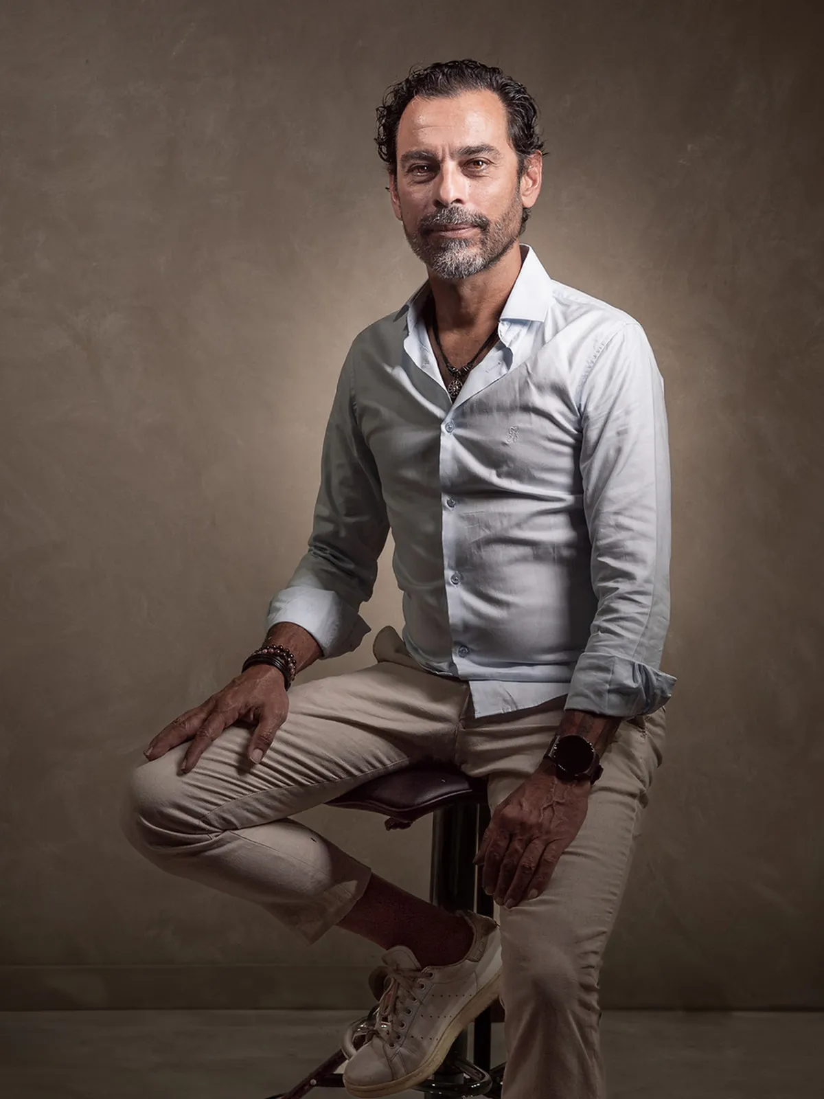 Portrait professionnel assis de l'agent immobilier Oliver Zuffour