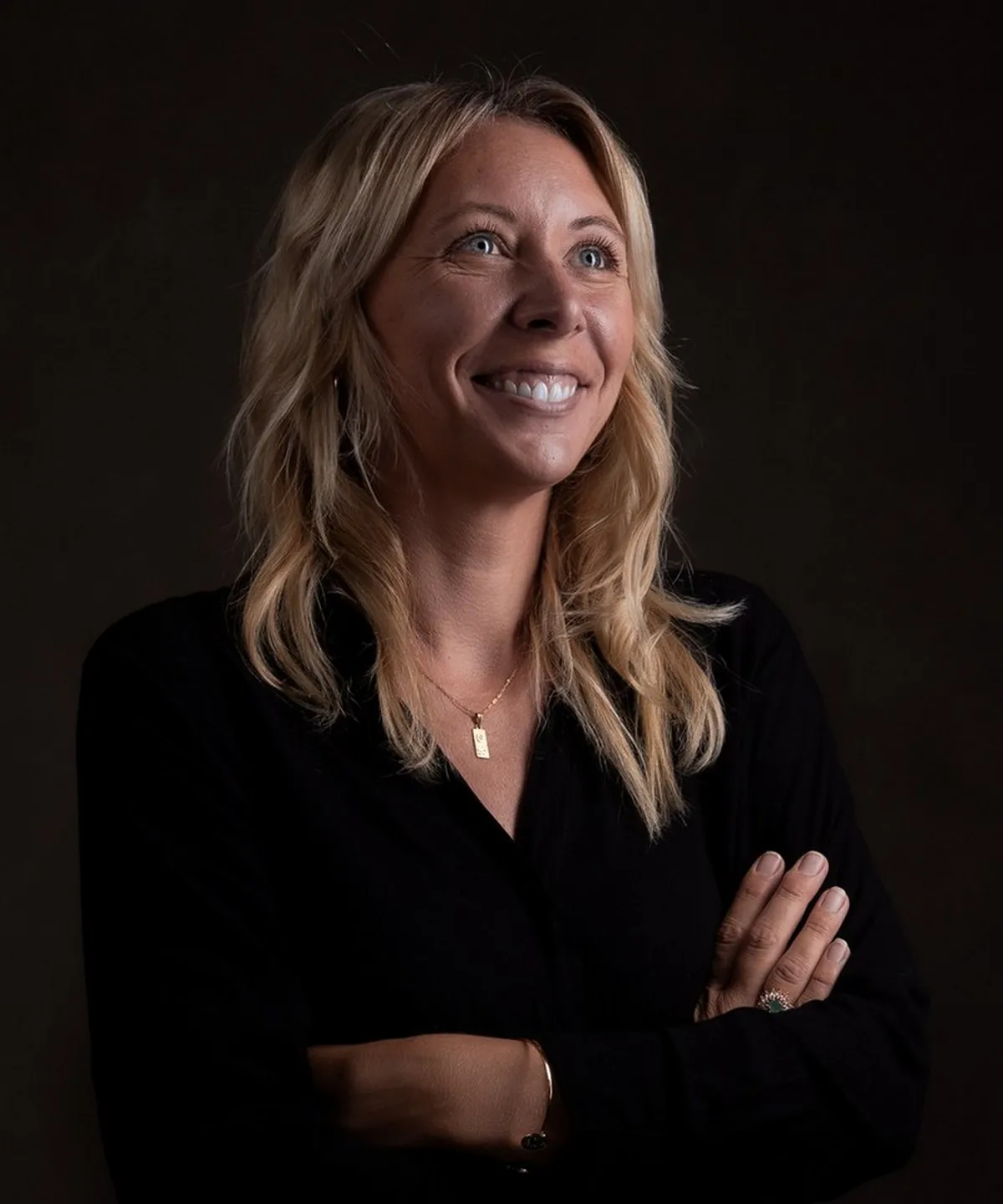 Portrait de personal branding d’Ophélie Sapin, coiffeuse, en studio