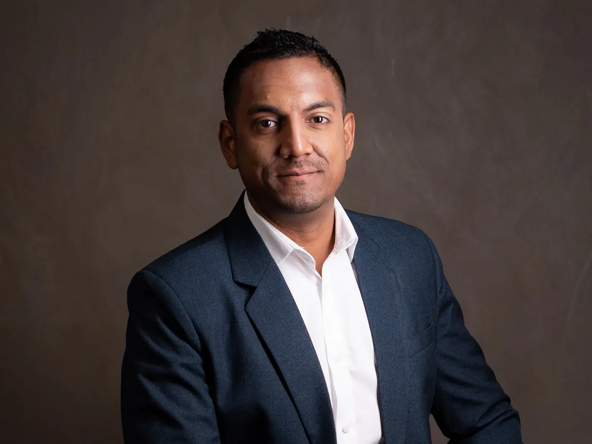 Portrait professionnel debout de Sharma Soneechora portant un costume sombre