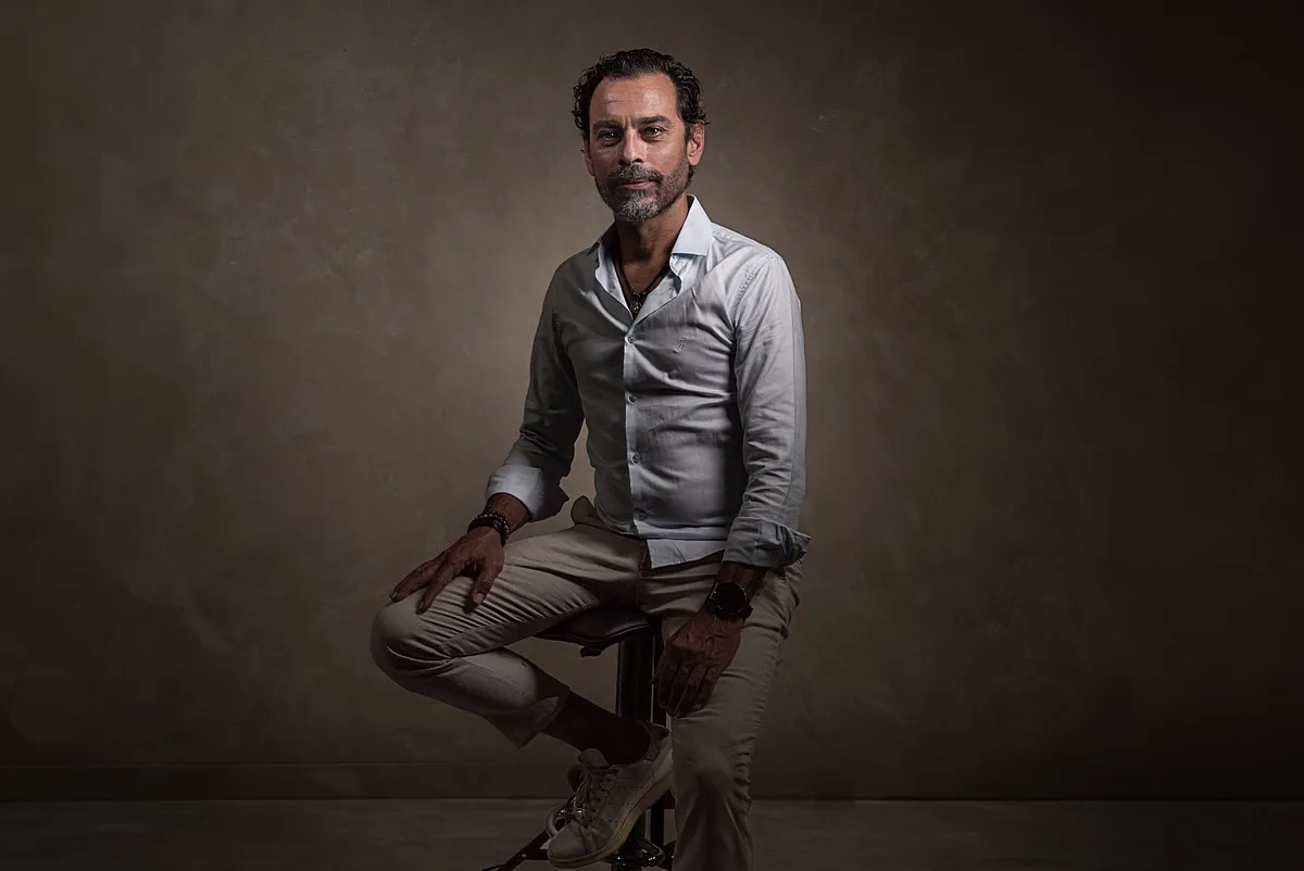 Portrait final d’un client assis, réalisé avec un éclairage de studio maîtrisé