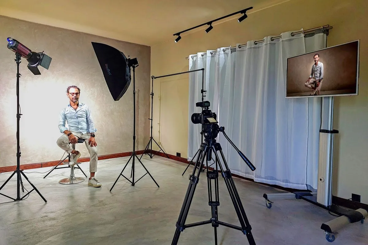 Vue d’ensemble du studio avec éclairage de portrait, fond et écran de prévisualisation