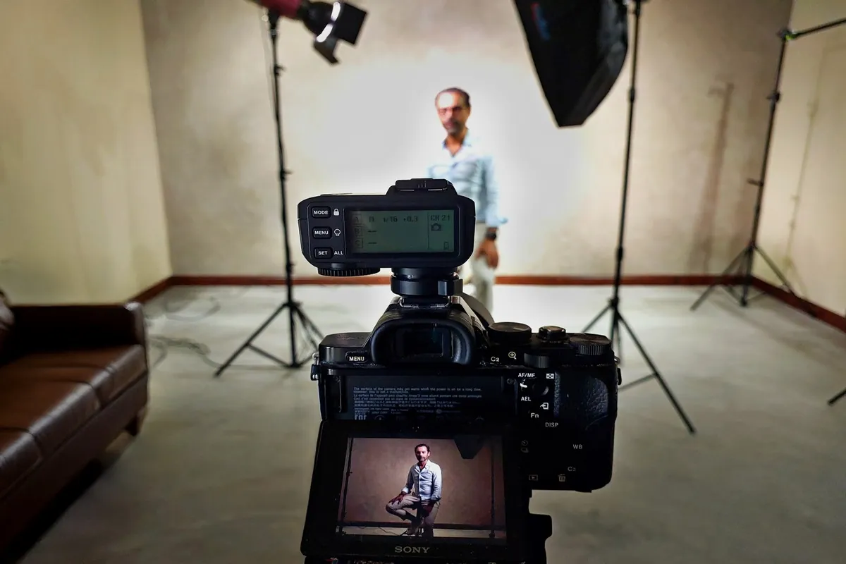 Vue derrière l’appareil pendant une séance de portrait au Boudoir Studio à Albion