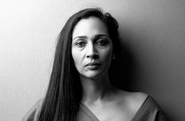 Photographie de portrait en noir et blanc d'une femme modèle blanche à Maurice avec un mur en arrière-plan