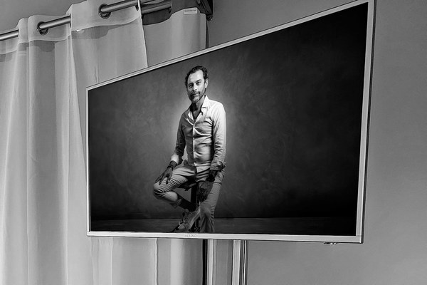 Boudoir portrait preview displayed on TV inside Nude Art studio in Mauritius